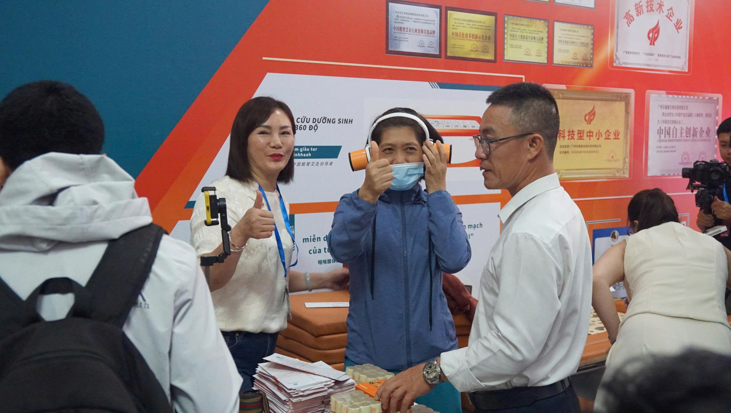 Doanh Nghiệp Đông Y Trung Quốc Giao Lưu Với Khách Tham Quan Tại Sự Kiện