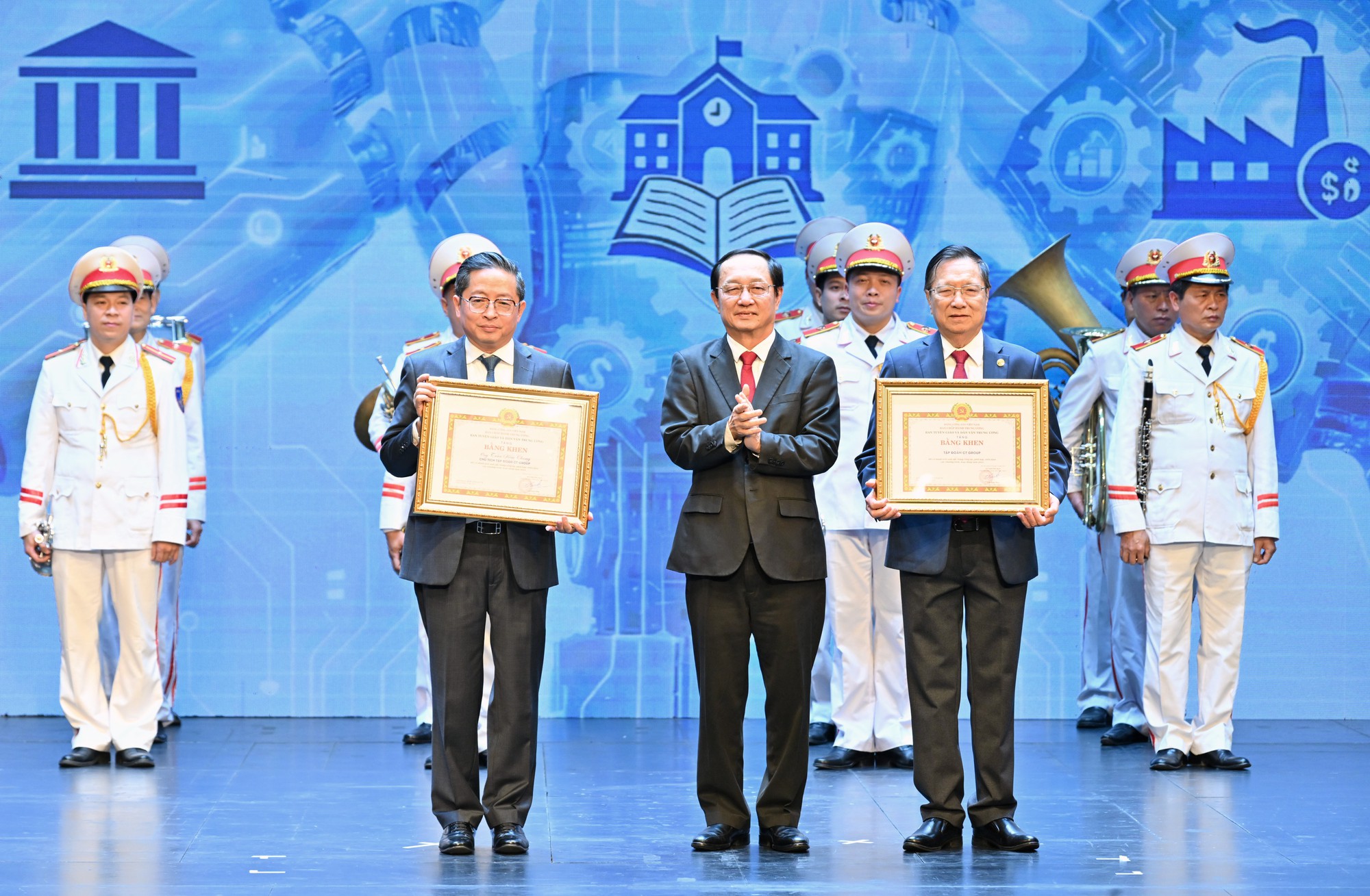 Rung-uong-huynh-thanh-dat-da-tang-bang-khen-cua-ban-tuyen-giao-va-dan-van-trung-uong-cho-tap-doan-ct-group-va-chu-tich-ct-group-tran-kim-chung-17670149109541082190300