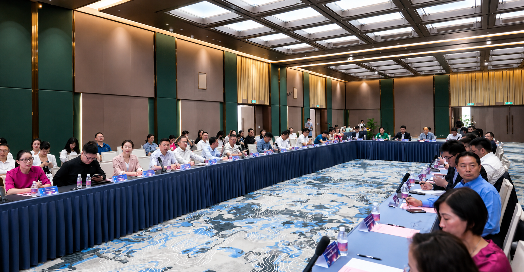 Hội Nghị Doanh Nghiệp Trong Phòng Họp Hiện đại